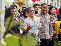 Demo Berjalan dengan Damai di Pekanbaru, Rocky Gerung Puji Habis Polwan Polda Riau