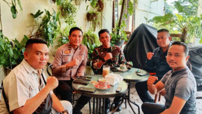 Suasana keakraban tampak di sebuah warkop di Sei Rampah, Jumat (26/9/2025) saat jajaran Pos TNI Angkatan Laut (Posal) Bedagai duduk bersama aparat kepolisian dan wartawan.