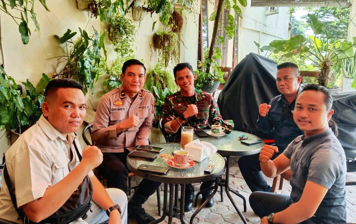 Suasana keakraban tampak di sebuah warkop di Sei Rampah, Jumat (26/9/2025) saat jajaran Pos TNI Angkatan Laut (Posal) Bedagai duduk bersama aparat kepolisian dan wartawan.