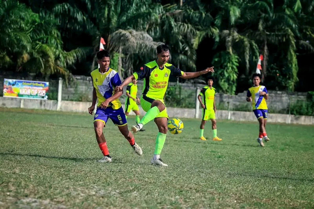 Pertandingan sepak bola Nagur Cup 2025 di Stadion Mini, Desa Nagur, Kecamatan Tanjung Beringin, Kabupaten Serdang Bedagai, Sabtu (27/9/2025).