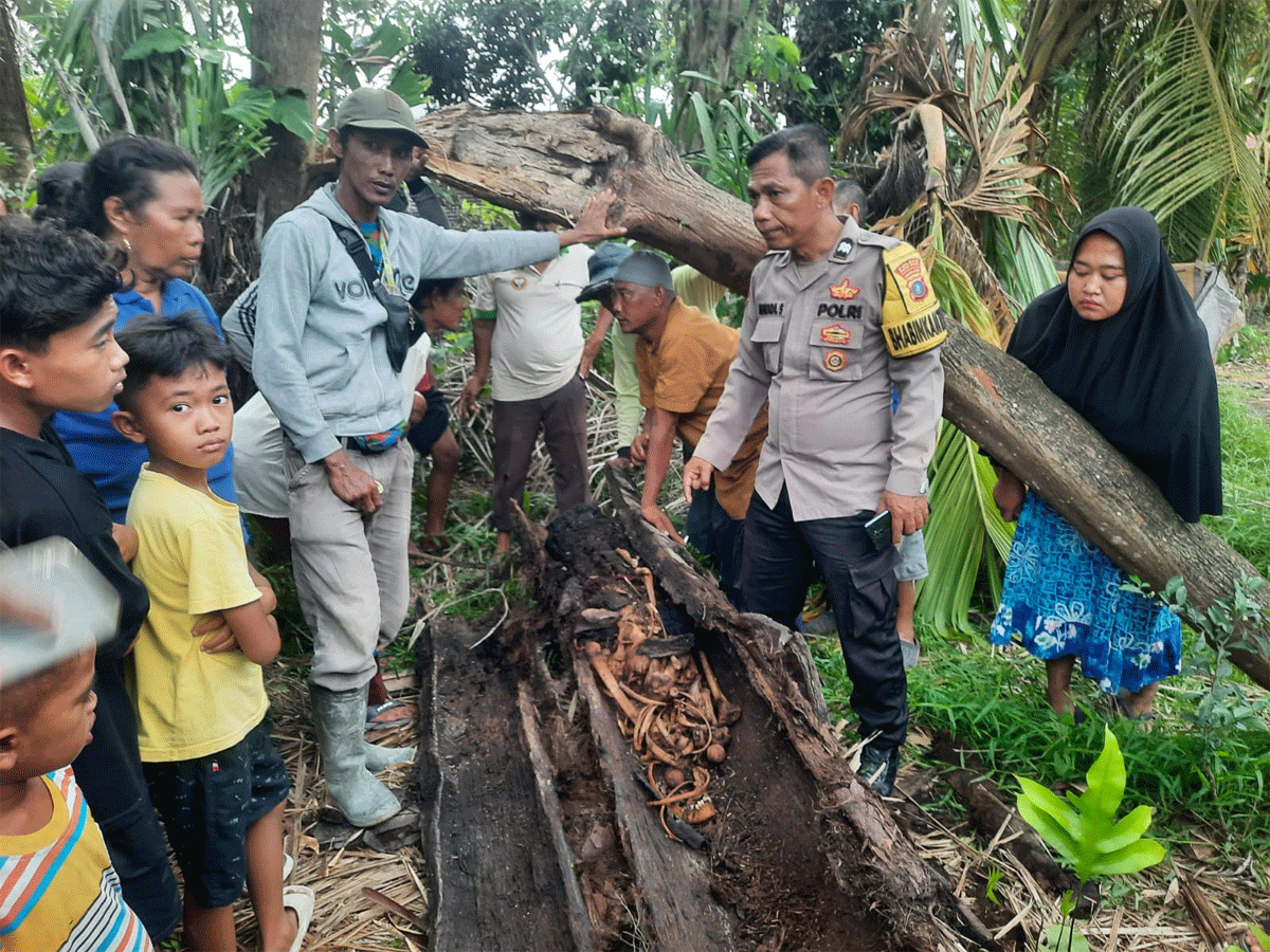 Poilisi dan warga di sekitar TKP penemuan kerangka manusia doi pohon aren.