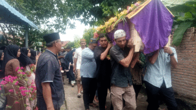 Warga antar dan iringi jenazah korban penganiayaan ke pemakaman.