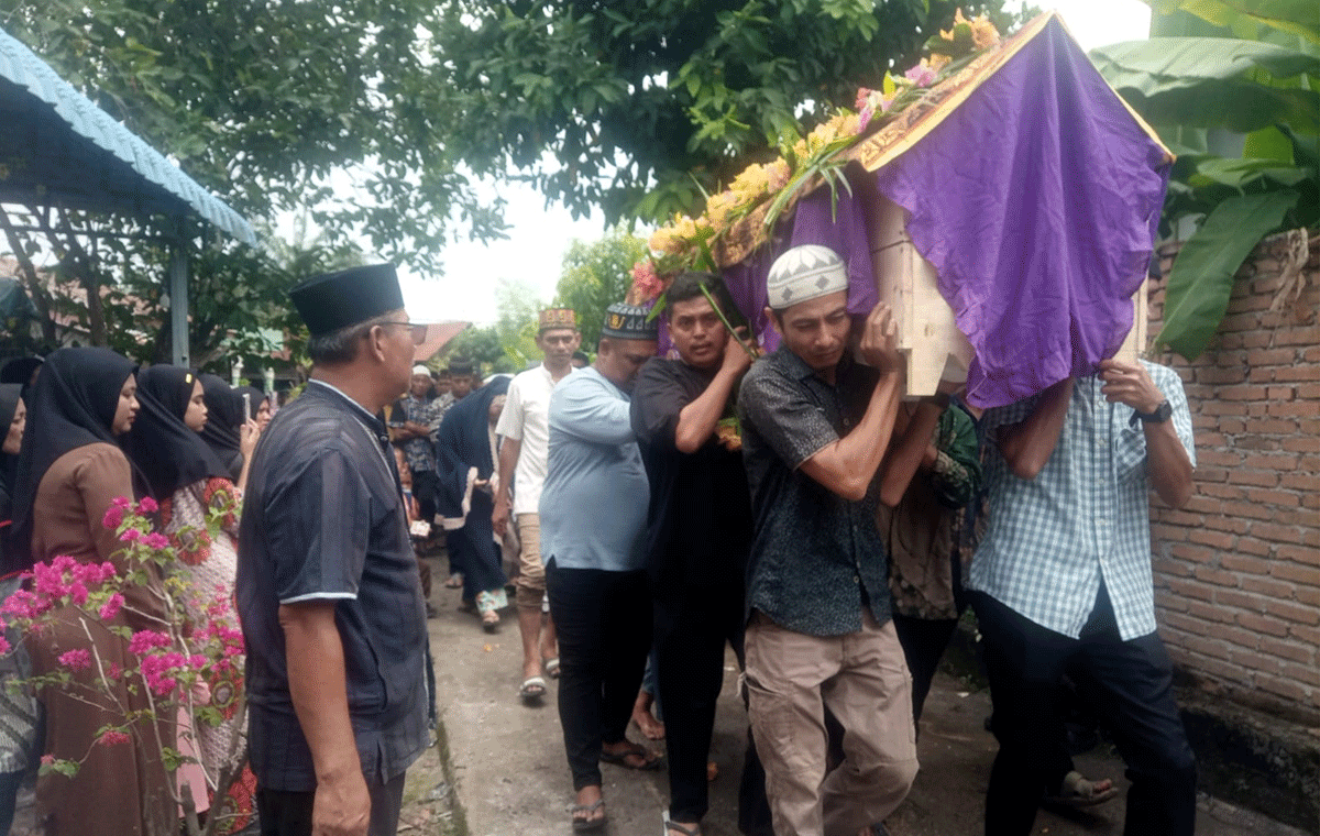 Warga antar dan iringi jenazah korban penganiayaan ke pemakaman.