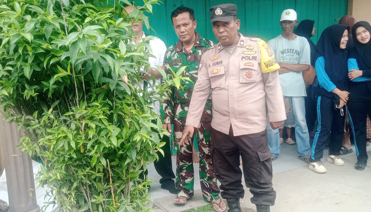 Petugas di lokjasi ditemukannya seorang pria yang kemudian dinyatakan meninggal dunia.
