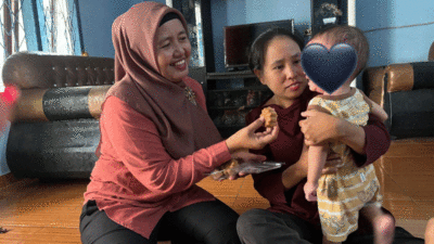Anggota DPRD Sergai Fraksi Demokrat, Siti Aisah beri makanan pada anak yang mengalami persoalan dengan gizi.