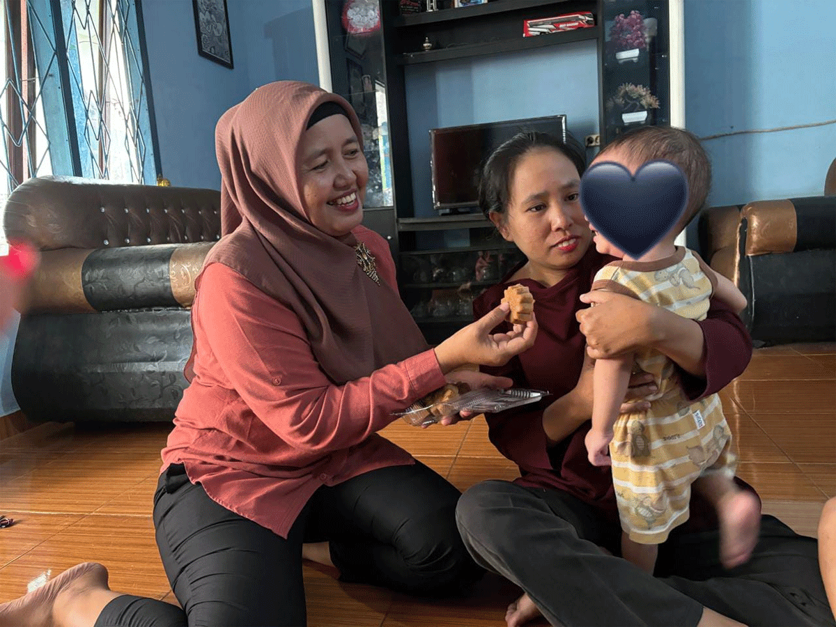 Anggota DPRD Sergai Fraksi Demokrat, Siti Aisah beri makanan pada anak yang mengalami persoalan dengan gizi.