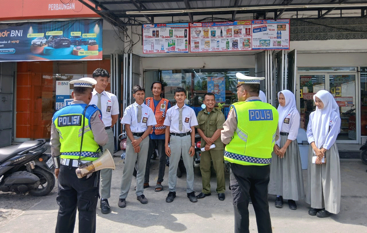 Petugas edukasi pelajar