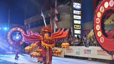 Jalanan pusat kota Sawahlunto kembali bergemuruh oleh tepukan tangan dan sorakan penonton saat Sawahlunto International Songket Silungkang Carnaval (SISSCa) 2025 resmi dibuka.