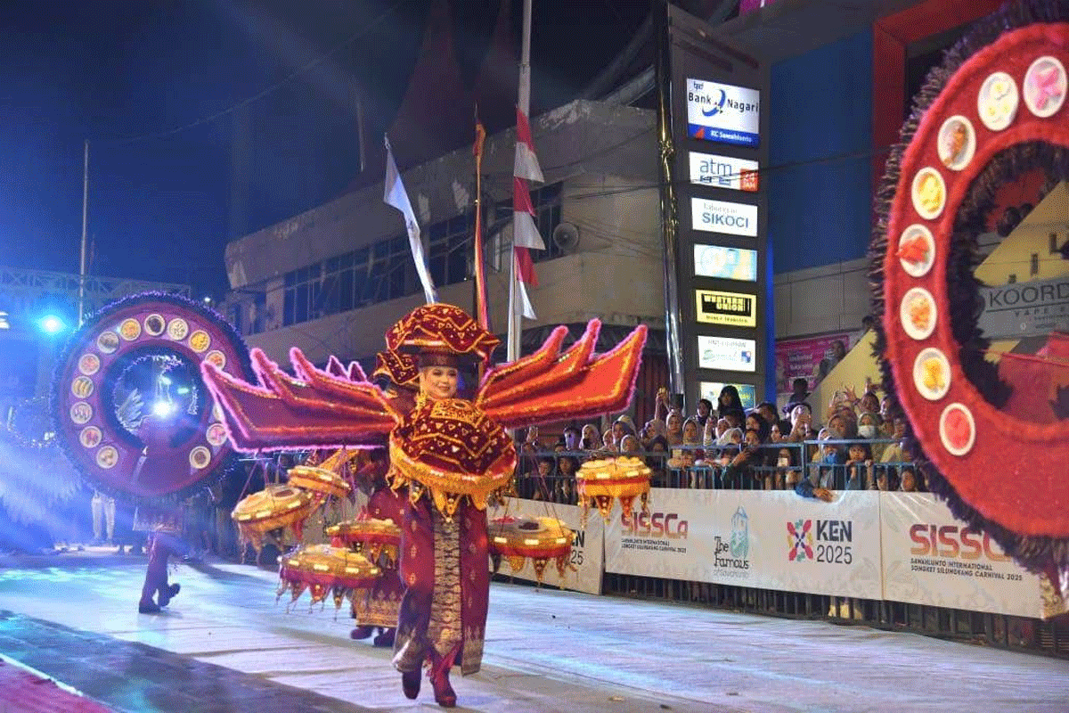 Jalanan pusat kota Sawahlunto kembali bergemuruh oleh tepukan tangan dan sorakan penonton saat Sawahlunto International Songket Silungkang Carnaval (SISSCa) 2025 resmi dibuka.
