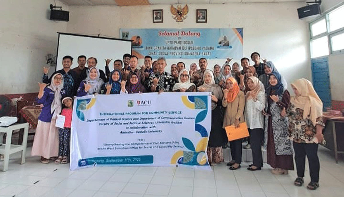 Program Pengabdian Internasional: Strengthening the Competence of Civil Servants (ASN) at the West Sumatran Officer for Social and Disability Service 1 Foto bersama di sela pengabdian masyarakat