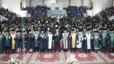 Foto bersama usai wisuda. (Prokopim Setda Tanah Datar)