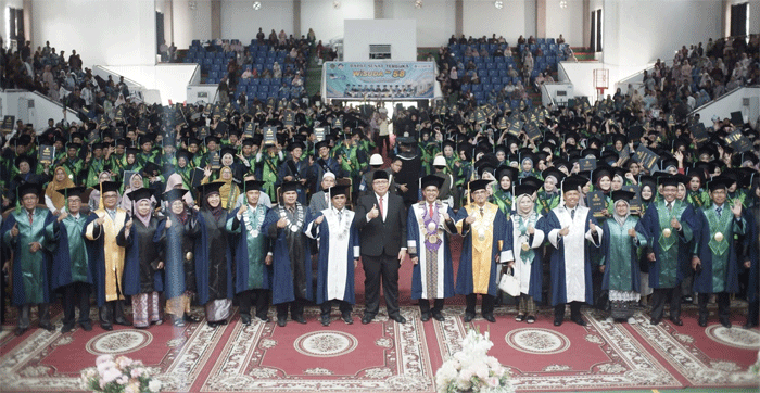 Foto bersama usai wisuda. (Prokopim Setda Tanah Datar)