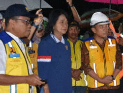 Di Bawah Guyuran Hujan, Wakil Menteri Pekerjaan Umum Tinjau Proyek Normalisasi Sungai di Padang