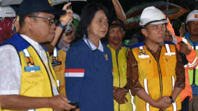Wakil Menteri Pekerjaan Umum, Diana Kusumastuti tinjau proyek normalisasi Sungai Batang Kandis, di Kecamatan Koto Tangah, Minggu (28/9/2025) malam.