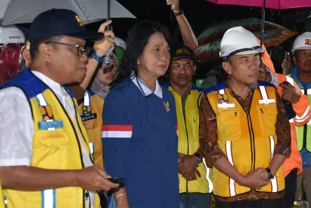 Wakil Menteri Pekerjaan Umum, Diana Kusumastuti tinjau proyek normalisasi Sungai Batang Kandis, di Kecamatan Koto Tangah, Minggu (28/9/2025) malam.