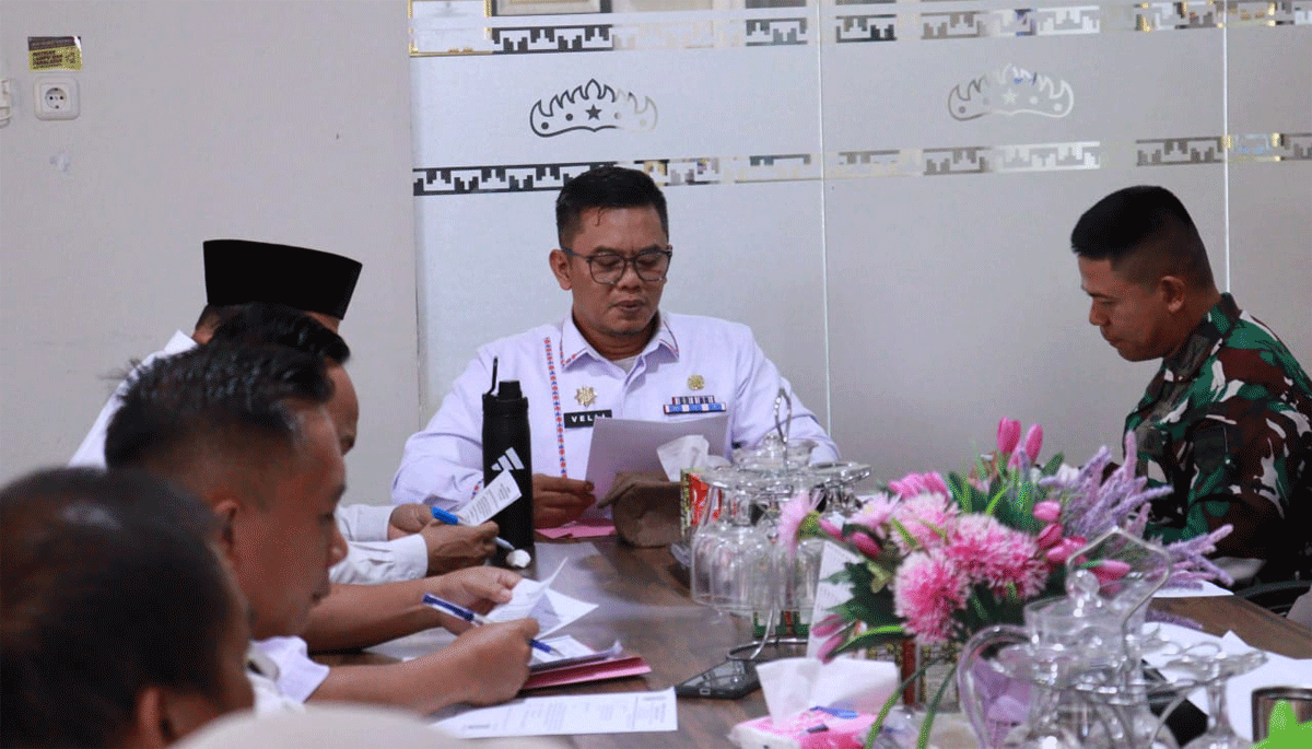 Sekretaris Daerah Machiavelli Herman Tarmizi pimpin rapat persiapan pelaksanaan TNI Manunggal Membangun Desa (TMMD) Ke-126 Tahun 2025 tingkat Kabupaten Way Kanan di Ruang Buway Pemuka Pengiran Ilir, Rabu (24/9/2025).