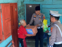 Satlantas Polres Way Kanan Bagikan Bansos pada Warga yang Membutuhkan