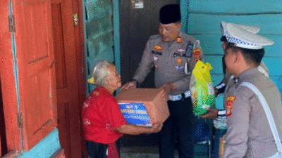 Polres Way Kanan serahkan bantuan sosial kepada warga di Kampung Negeri Baru, Kecamatan Umpu Semenguk, Kabupaten Way Kanan, Jumat (26/9/2025).
