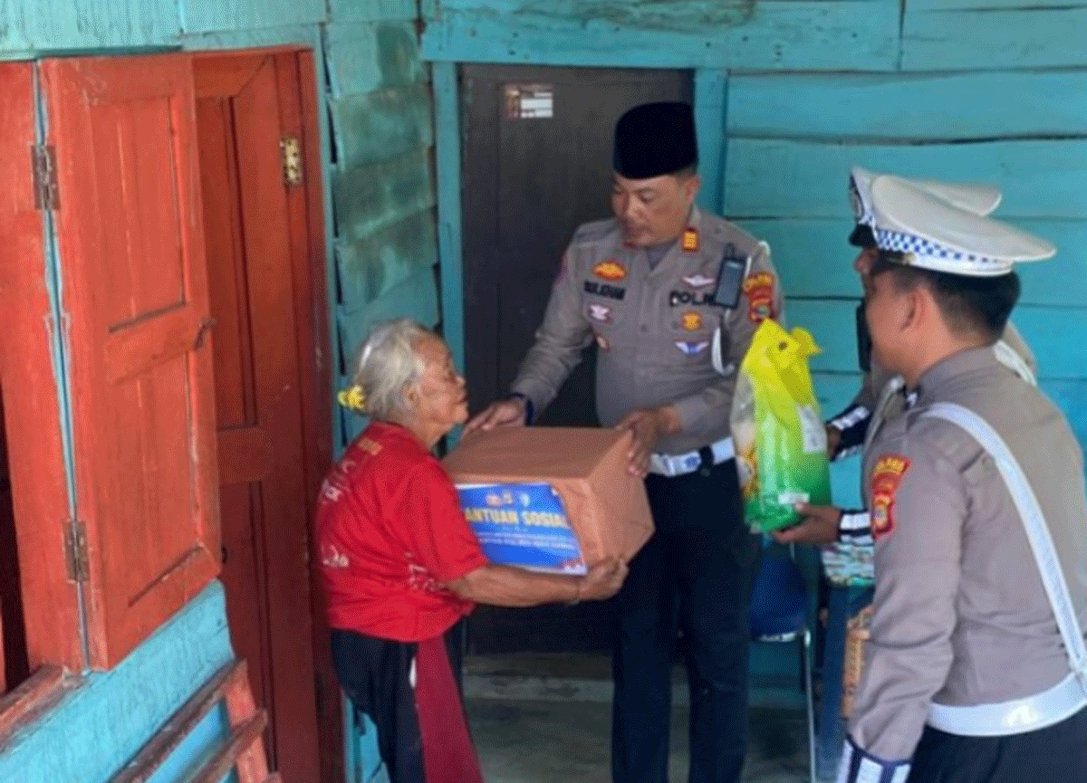 Polres Way Kanan serahkan bantuan sosial kepada warga di Kampung Negeri Baru, Kecamatan Umpu Semenguk, Kabupaten Way Kanan, Jumat (26/9/2025).