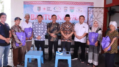 Foto bersama usai penyerahan bantuan.