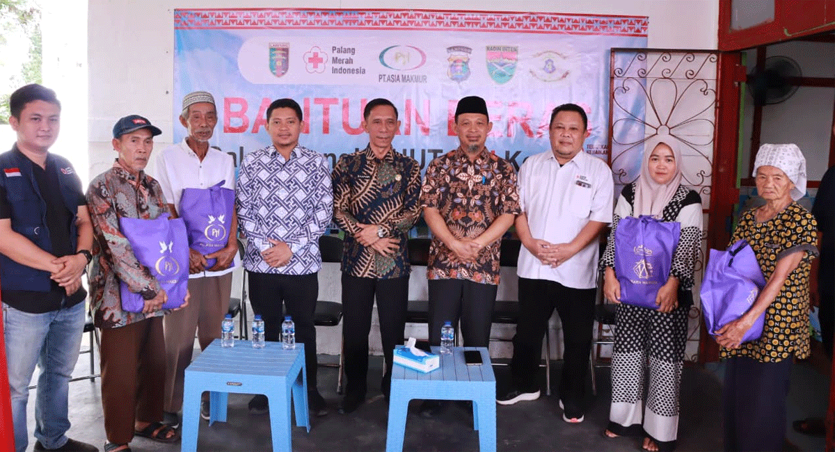 PMI Way Kanan Bagikan 2,5 Ton Beras kepada Keluarga Prasejahtera 1 Foto bersama usai penyerahan bantuan.