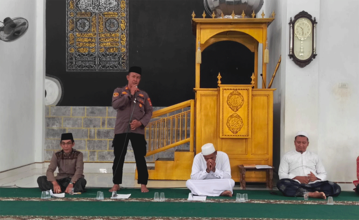Kapolsek Rebang Tangkas Berikan Imbauan Kamtibmas di Ponpes Bahrul Ulum 1 Polsek Rebang Tangkas melaksanakan pengamanan dan penyuluhan pada istigasah di Masjid Al Furqon, Ponpes Bahrul Ulum, Kampung Gunung Sari, Kecamatan Rebang Tangkas, Kabupaten Way Kanan, Senin (29/9/2025).