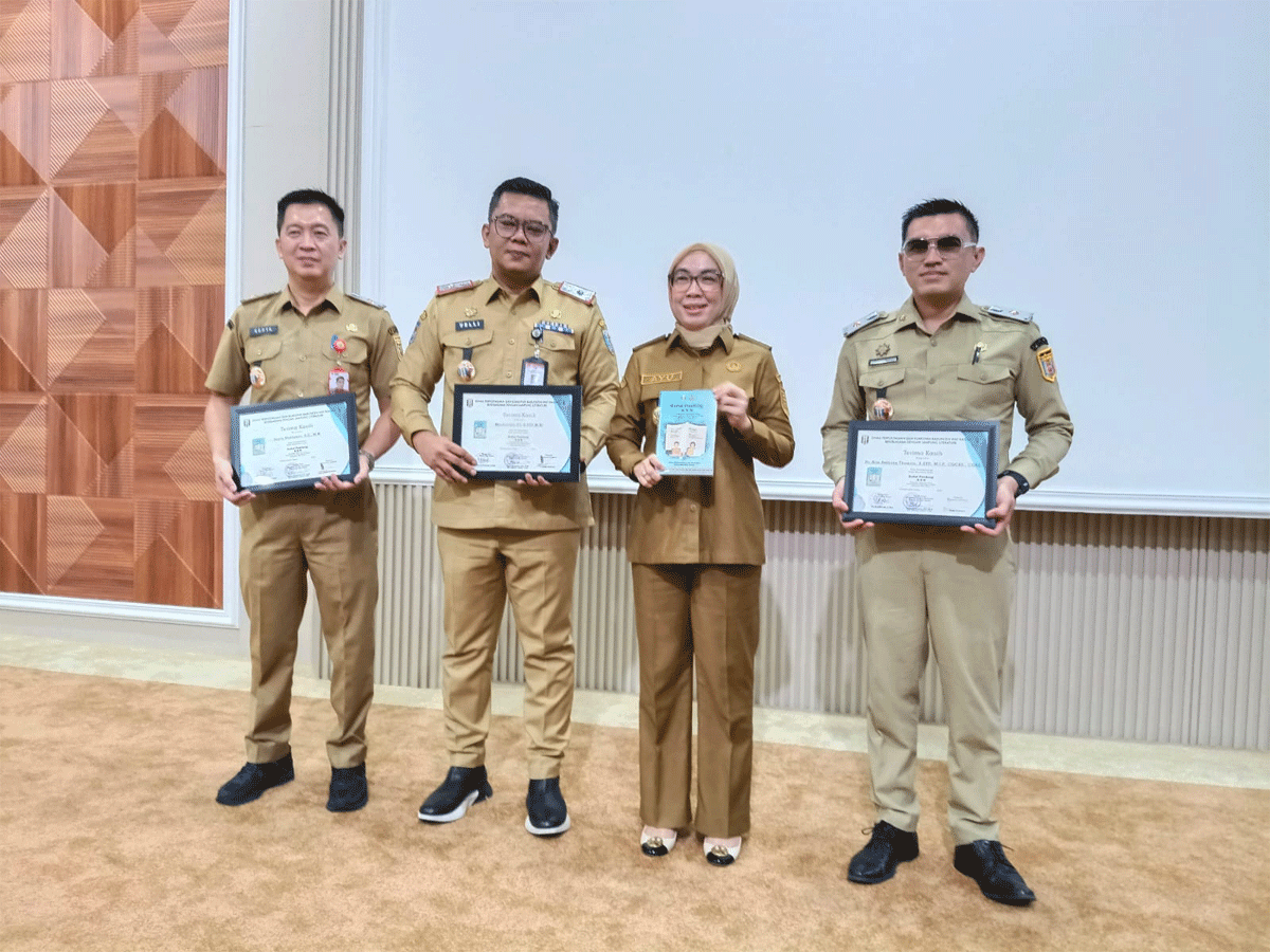 Bioskop Layar Pustaka Way Kanan Diluncurkan Bupati Ayu Asalasiyah 1 Foto bersama setelah peluncuran bioskop.