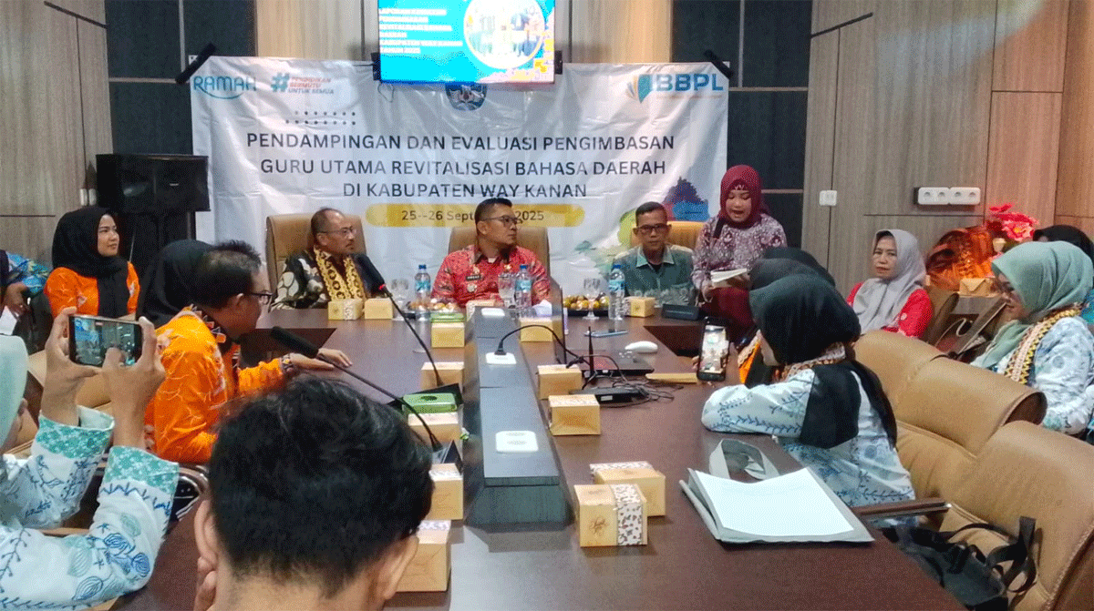 Sekretaris Daerah Kabupaten Way Kanan, Machiavelli Herman Tarmizi pimpin forum pendampingan dan evaluasi pengimbasan revitalisasi bahasa daerah dan pelaksanaan Festival Tunas Bahasa Ibu 2025 di aula Dinas Pendidikan dan Kebudayaan, Kamis (25/9/2025).