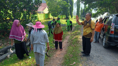 Warga dan Pelajar SMAN I Negeri Agung Bersih-bersih Lingkungan