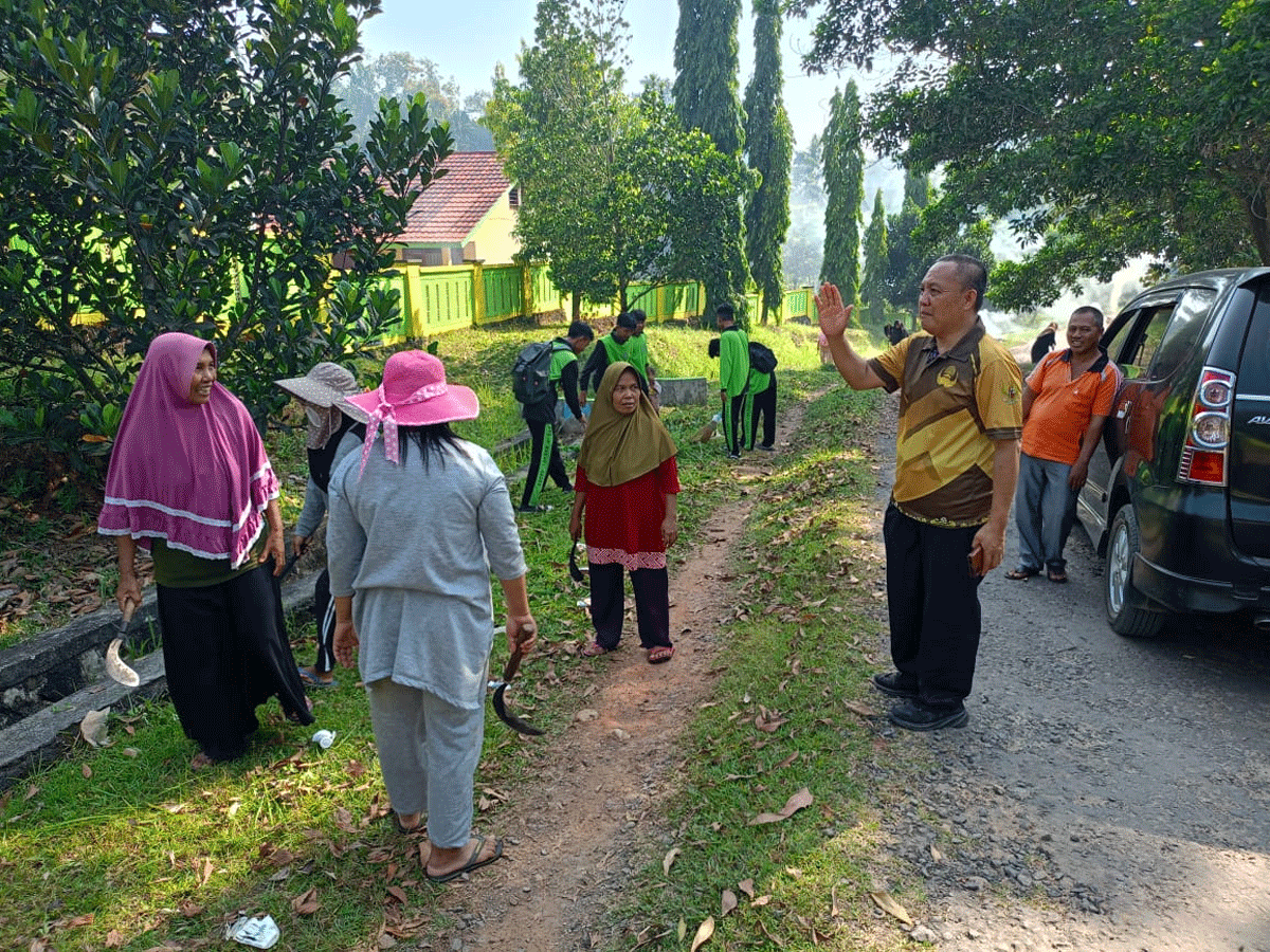 Warga dan Pelajar SMAN I Negeri Agung Bersih-bersih Lingkungan 1 Gotong royong bersihkan lingkungan.