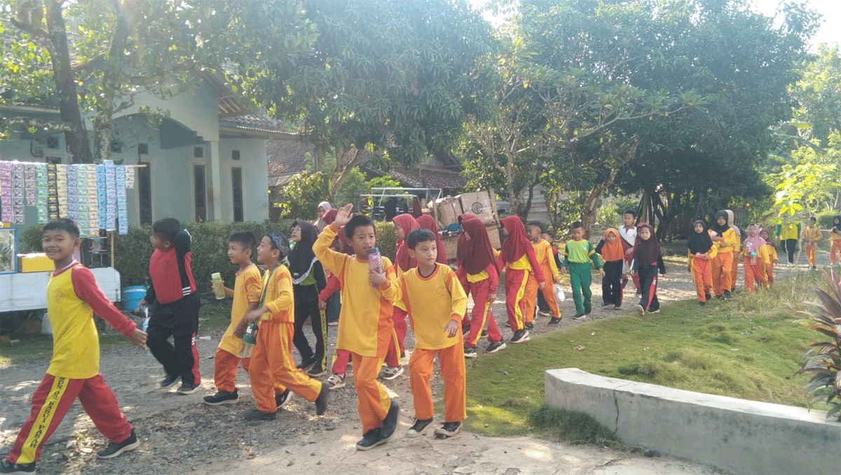 Murid SD ikuti jalan sehat.