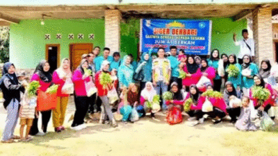 Foto bersama usai gotong royong.