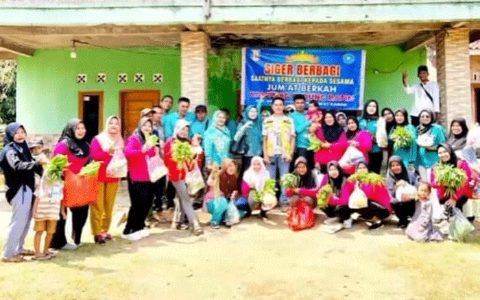 Foto bersama usai gotong royong.
