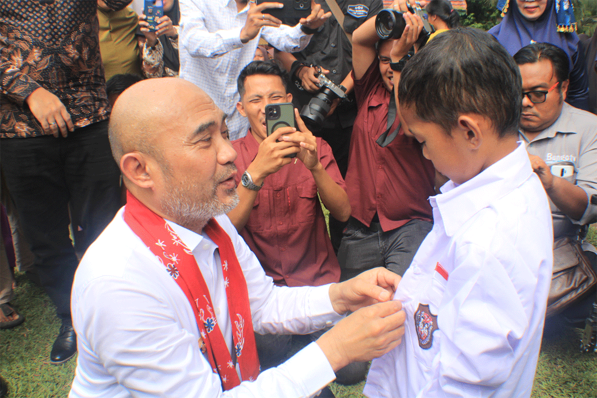 Bupati pasangkan seragam ke siswa.. (bungokab.go.id)