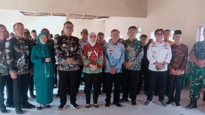 Foto bersama setelah serah terima aset.