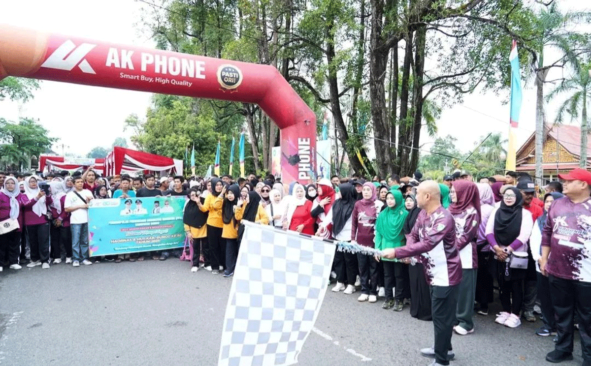 Bupati lepas peserta jalan santai.
