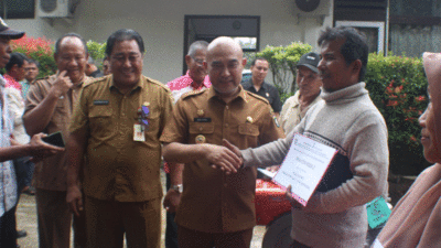 Bupati Bungo serahkan alat mesin pertanian pada petani. (bungokab.go.id)