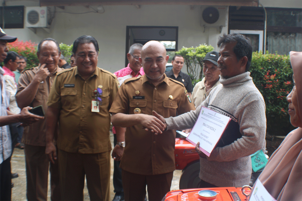Bupati Bungo serahkan alat mesin pertanian pada petani. (bungokab.go.id)