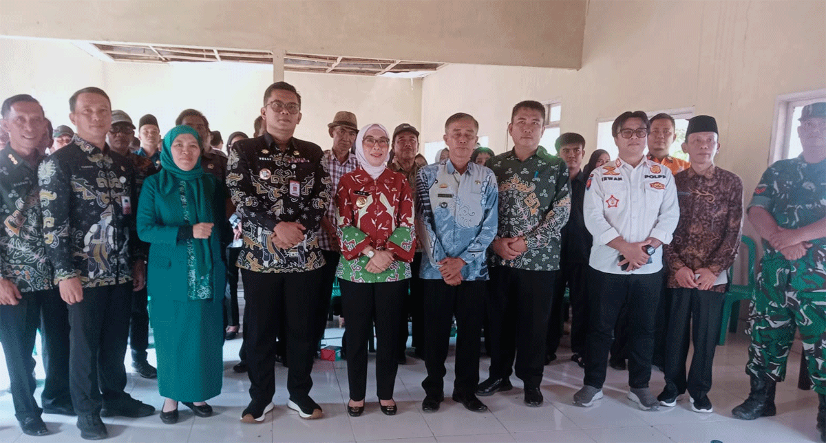 Foto bersama setelah serah terima aset.