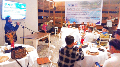 Bupati Azhari presentasikan potensi wisata Kabupaten Buteng di hadapan Utusan Khusus Presiden Bidang Kepariwisataan, Zita Anjani, dan kepala daerah di Kepulauan Muna.
