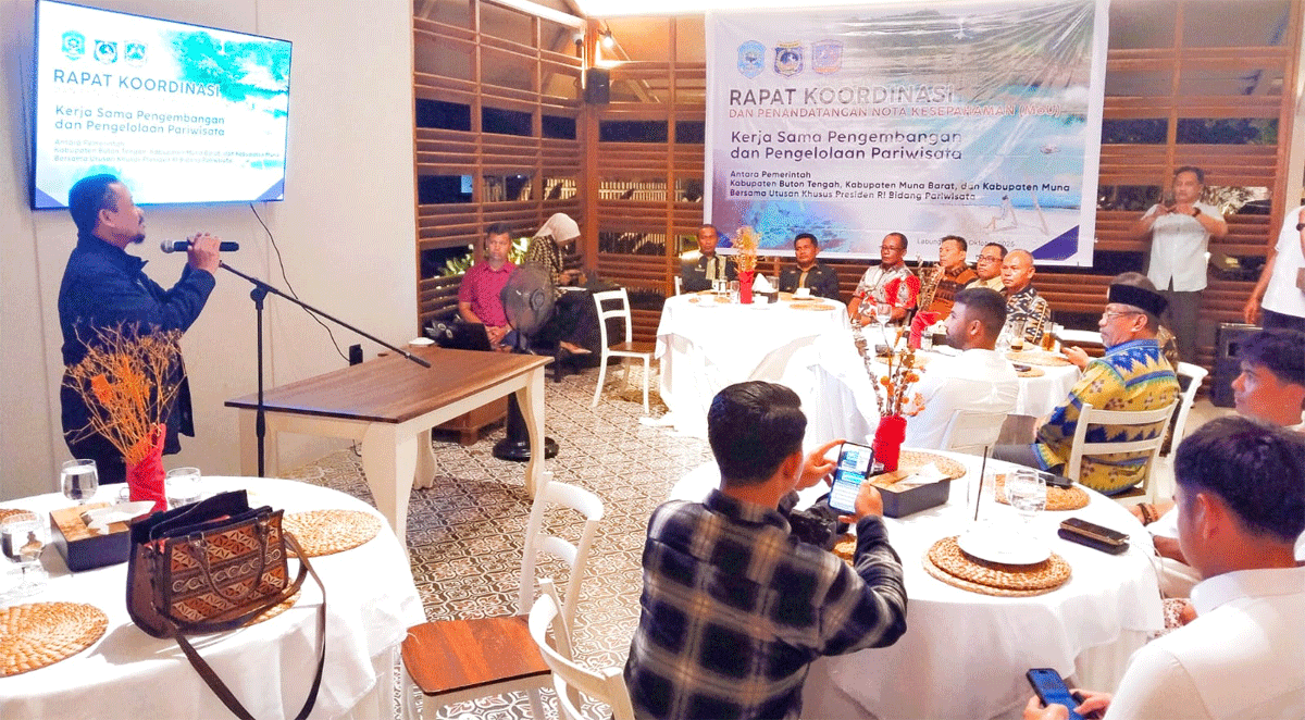 Bupati Azhari presentasikan potensi wisata Kabupaten Buteng di hadapan Utusan Khusus Presiden Bidang Kepariwisataan, Zita Anjani, dan kepala daerah di Kepulauan Muna.