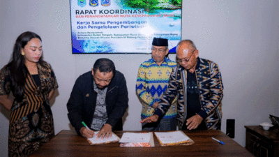 Bupati Buteng Azhari, disaksikan Utusan Presiden Bidang Pariwisata, Zita Anjani, menandatangani MoU pengelolaan dan pengembangan Pariwisata Kepulauan Muna bersama Bupati Muna dan Muna Barat