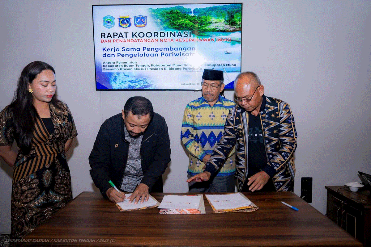Buton Tengah, Muna dan Muna Barat Kolaborasi Kembangkan Pariwisata di Kepulauan Muna 1 Bupati Buteng Azhari, disaksikan Utusan Presiden Bidang Pariwisata, Zita Anjani, menandatangani MoU pengelolaan dan pengembangan Pariwisata Kepulauan Muna bersama Bupati Muna dan Muna Barat
