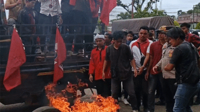 Aksi mahasiswa di Gunungsitoli.