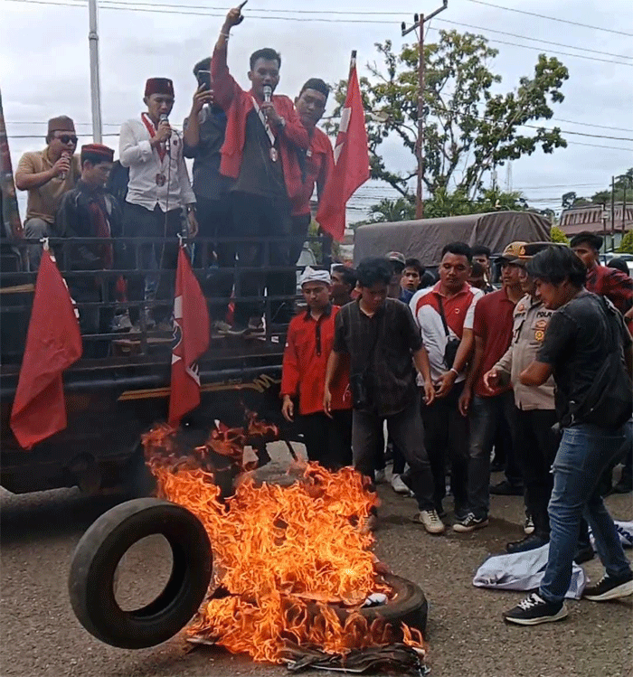 Imbas Kelangkaan Gas LPG 3 Kilogram, Demo Mahasiswa di Kantor Wali Kota Gunungsitoli Memanas 1 Aksi mahasiswa di Gunungsitoli.