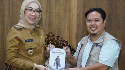 Eko serahkan buku pada Bupati Way Kanan.