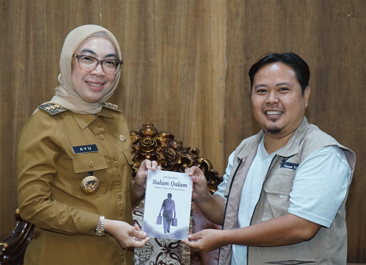 Pegiat Literasi Way Kanan, Eko Prasetyo Terbitkan Buku 1 Eko serahkan buku pada Bupati Way Kanan.
