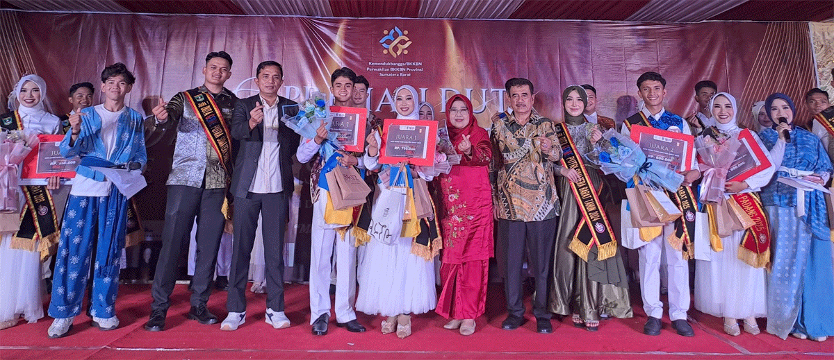 Kuntum Khairiyatul Ummah, Siswi SMAN 2 Padang Panjang Juara 1 Duta GenRe Putri Sumbar 1 Pemenang foto bersama.
