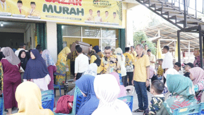 Guna memeriahkan Hari Ulang Tahun (HUT) ke-61, Partai Golkar Payakumbuh adakan bazar murah dan pembagian 500 paket sembako.