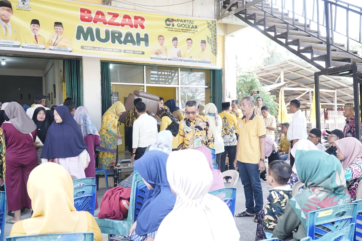 Partai Golkar Bagikan 500 Paket Sembako di Payakumbuh, Pasar Murah Diserbu Warga 1 Guna memeriahkan Hari Ulang Tahun (HUT) ke-61, Partai Golkar Payakumbuh adakan bazar murah dan pembagian 500 paket sembako.